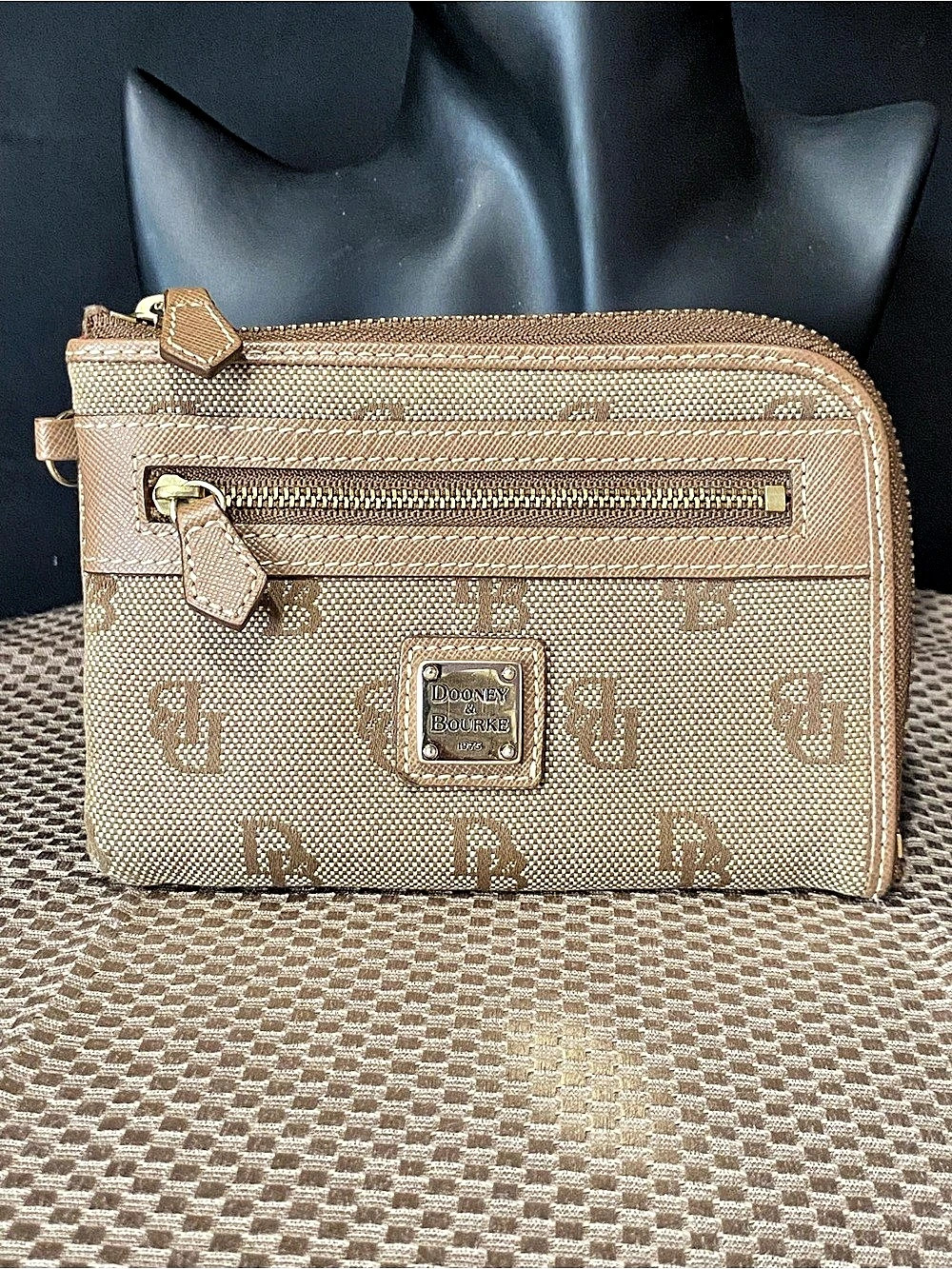 Vintage Y2K Dooney & Bourke Signature Monogram Zip Wallet Tan Brown 6x4